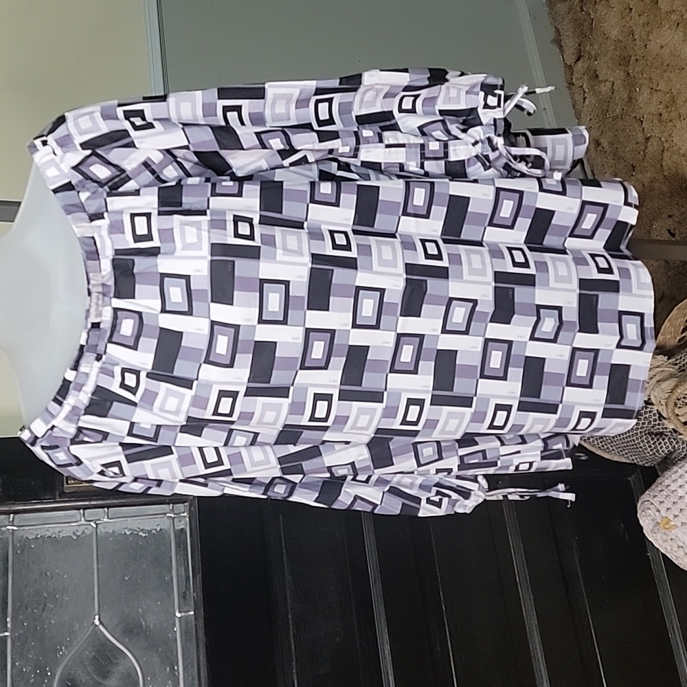 #46 NWT DAVI & DANI  Black and White Geometric Blouse  Woman Size L